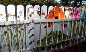 как покрасить забор, красивые заборы